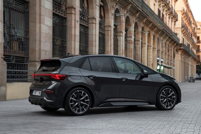 Cupra lanza una nueva versión del Born con una autonomía de casi 550 kilómetros