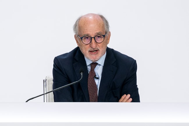 Brufau (Repsol) considera un "auténtico error" prohibir la venta de coches de combustión interna