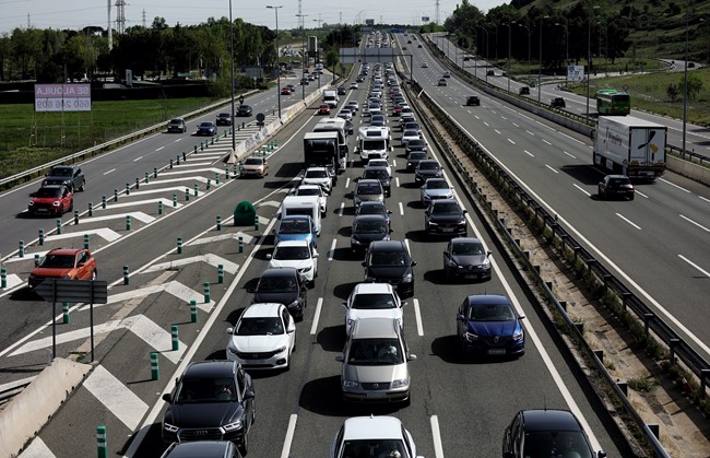 La Eurocámara defiende prohibir la venta de coches de combustión e híbridos en 2035
