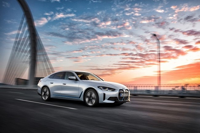 BMW lanza en España su coupé eléctrico i4, con autonomía de 590 kilómetros y 340 caballos de potencia