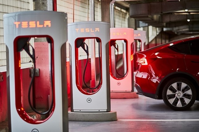 Tesla abre 13 de sus supercargadores en España a modelos de otras marcas para su recarga