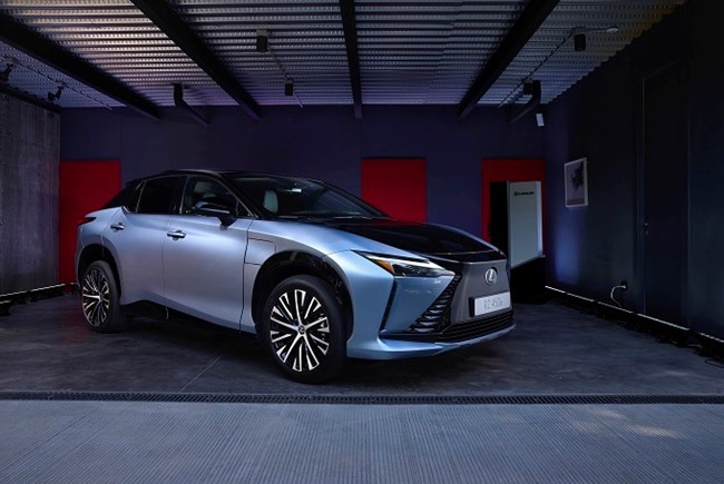 Lexus lanza en España el eléctrico RZ 450e, que llegará a los clientes a finales de año