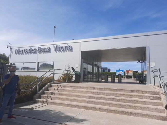 UGT y CC.OO. convocan movilizaciones en Mercedes-Benz Vitoria si la empresa no aprueba su propuesta
