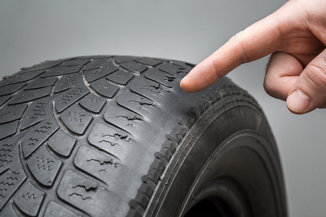 Motor, turbo compresor y neumáticos, entre las zonas del coche que más sufren en verano, según AECA-ITV
