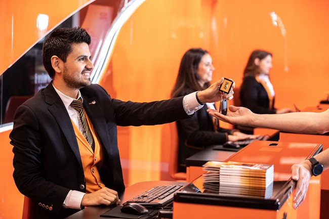 Sixt España aumentará un 30% su volumen de alquiler tras aterrizar en las principales terminales de Adif