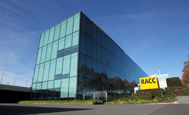 El RACC lanza un servicio de suscripción de bicicletas y patinetes eléctricos en Barcelona