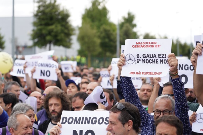 Sindicatos cifran en un 95% el seguimiento en taller de la huelga de Mercedes Benz Vitoria