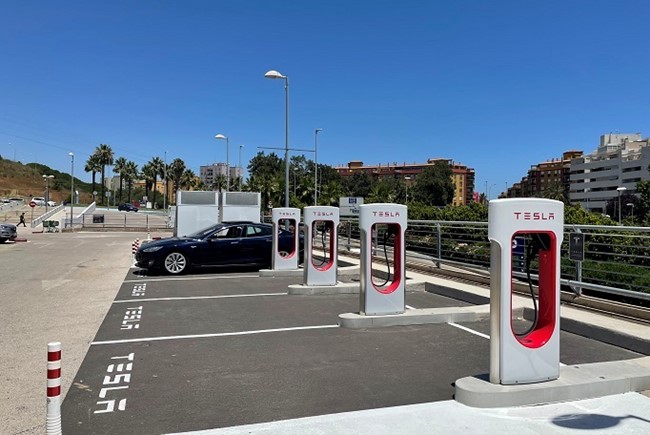 Tesla inaugura una nueva estación de supercargadores en Francia y alcanza las 800 en Europa