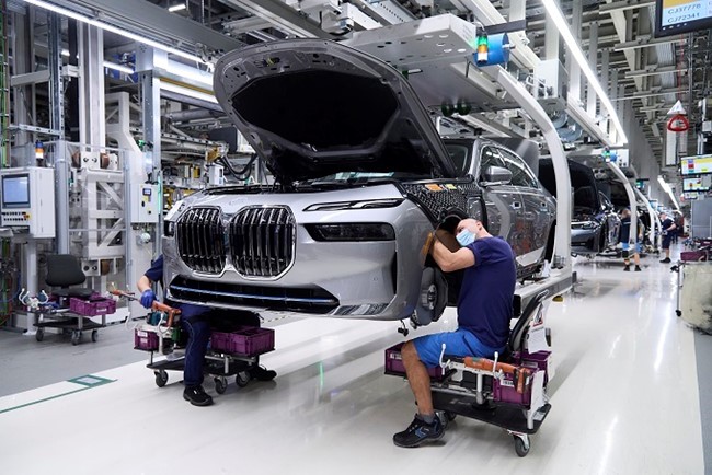 BMW inicia la producción del nuevo Serie 7 y del eléctrico i7 en su planta de Dingolfing (Alemania)