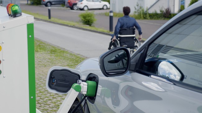 Ford prueba una estación de carga robótica para ayudar a los conductores en situación de discapacidad