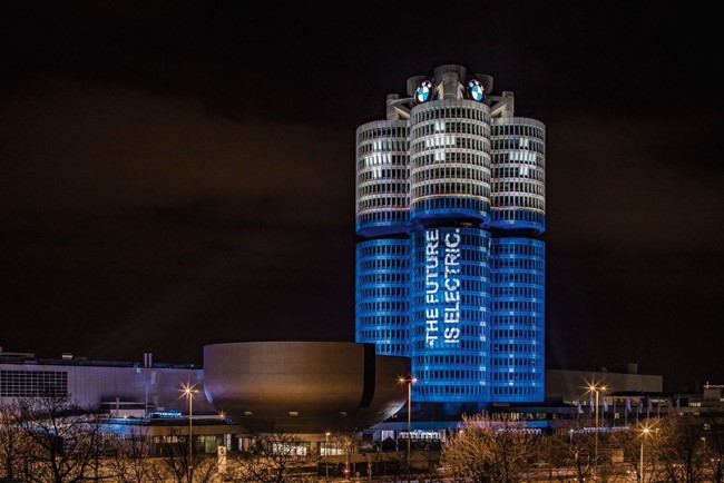 BMW celebra el 50 aniversario de la construcción de su sede central en Alemania