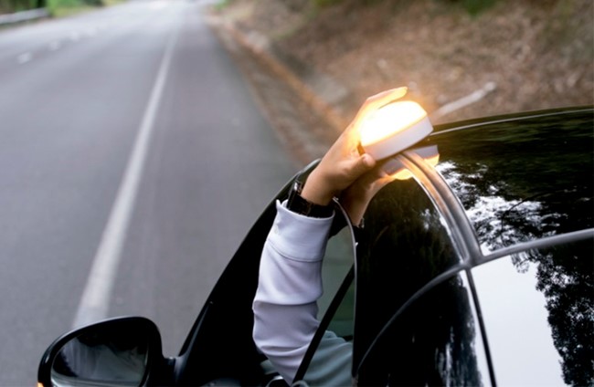 CNMC propone que las luces de emergencia para sustituir a los triángulos incluyan otras funcionalidades