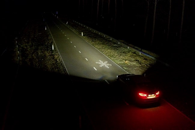 Ford prueba una tecnología de faros que ayuda a los conductores a mantener la vista en la carretera