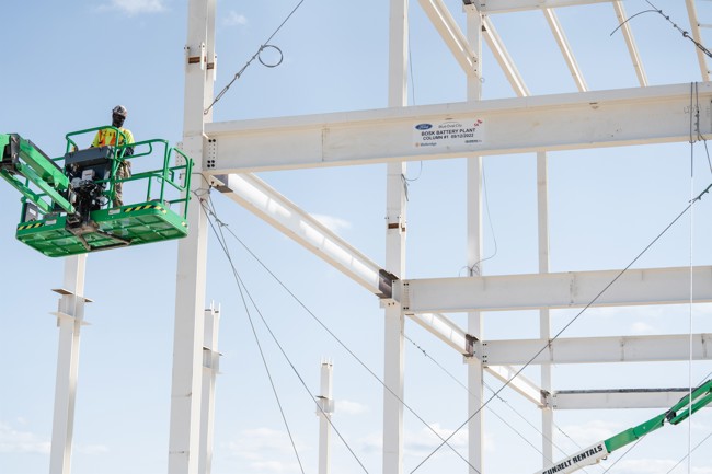 Ford inicia la construcción de su nueva planta de vehículos eléctricos y baterías avanzadas en EE.UU.