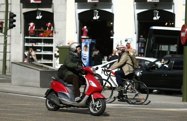 Asociaciones de motos y bicis piden en el Congreso más aparcamientos y mejores infraestructuras