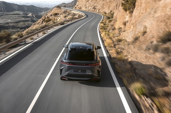 Lexus muestra el nuevo RZ 450e, un todocamino eléctrico con 440 kilómetros de autonomía y 330 caballos