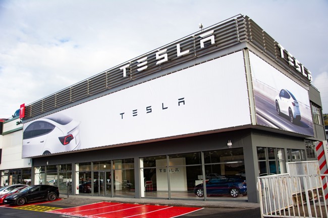 Tesla abre en Bilbao su primer centro de entregas, posventa y exposición en el norte de España