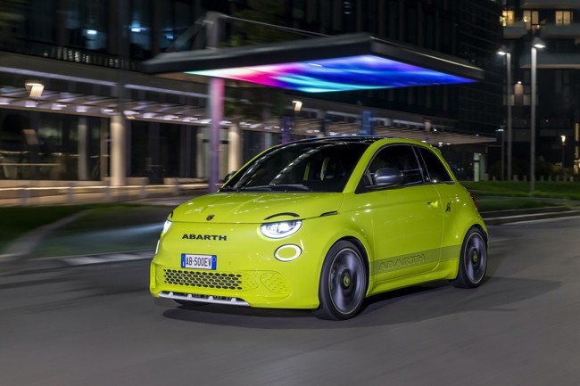 Abarth presenta su primer modelo eléctrico, el 500e, con 154 caballos de potencia