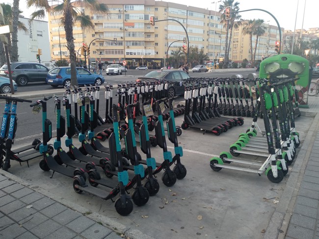 La CNMC recurre el sistema de concesión para instalaciones de alquiler de bicis y patinetes en Málaga