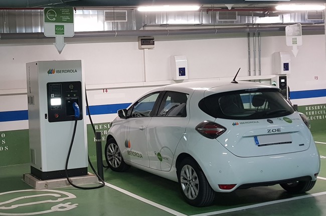 Los centros comerciales advierten de que no podrán cumplir en plazo la instalación de puntos de recarga