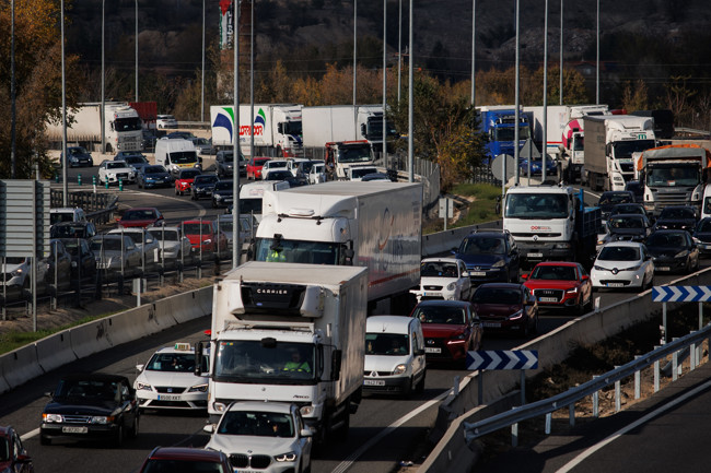 Las emisiones del transporte pesado en Europa se "duplicarán" en Navidad por el reparto de regalos