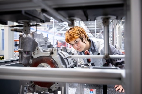 Stellantis aumenta producción de motores eléctricos en Francia y llegará al millón de unidades en 2024