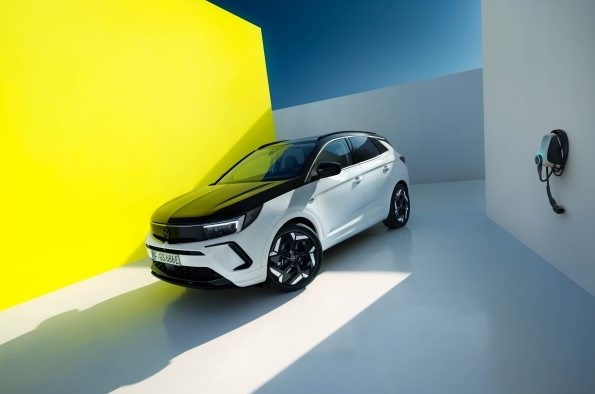 Opel inicia la comercialización en España de los modelos Astra GSe y Grandland GSe