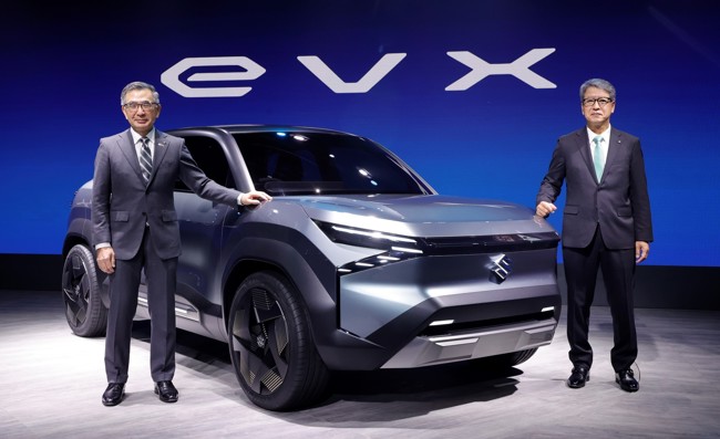 Suzuki presenta en Delhi el 'concept car' eléctrico eVX, que se lanzará en 2025
