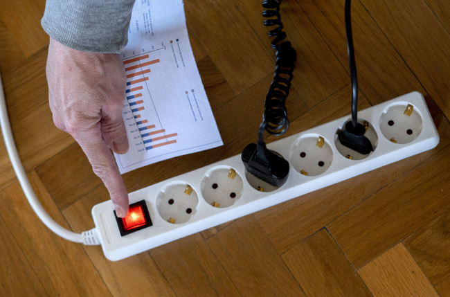 El precio de la luz se desploma un 61,74% este martes, hasta los 4,48 euros/MWh