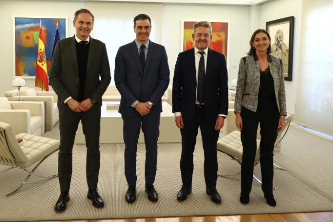 Griffiths (Seat) y Blume (Volkswagen) explican a Sánchez el plan para invertir 10.000 millones en España
