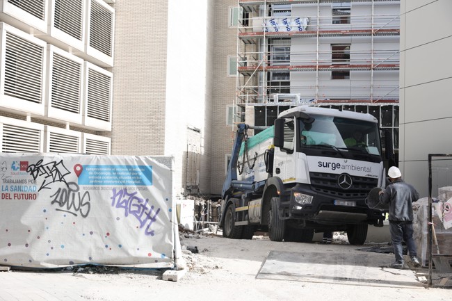 Gobierno y agentes sociales negocian dar permisos de trabajo a extranjeros camioneros y albañiles
