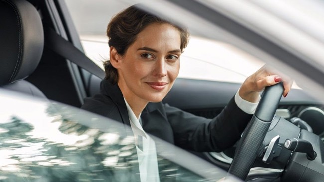 Las mujeres conductoras de VTC o taxi aumentan un 89% en 2022, según Uber