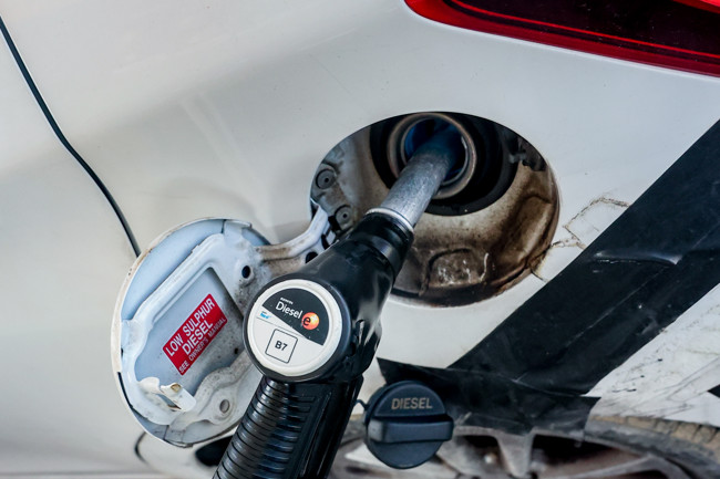 El precio de los carburantes se estanca esta semana pero la gasolina ya es más barata que hace un año