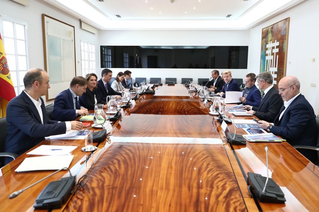Sánchez se compromete con el sector del automóvil a lograr una solución "óptima y realista" sobre Euro 7