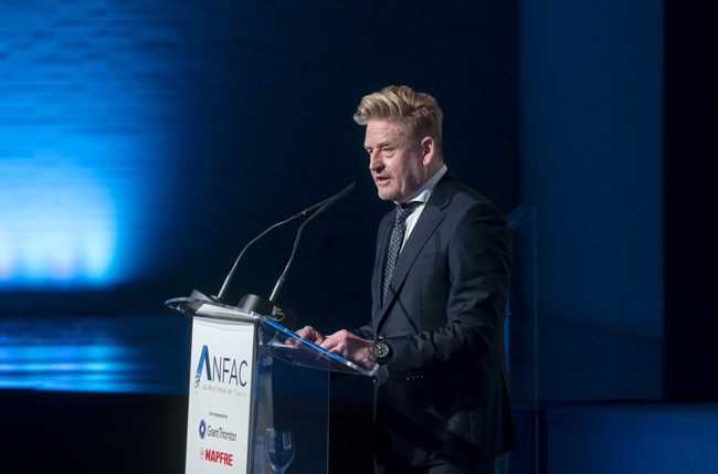 Griffiths (Anfac) pide medidas para el coche eléctrico: "La prioridad es arrancar el mercado"