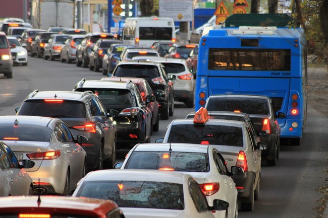 Los conductores de Madrid pasan de media 48 horas al año en atascos, según TomTom
