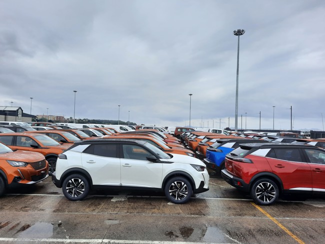 Stellantis prueba 'e-fuels' para reducir las emisiones de 28 millones de sus vehículos en Europa