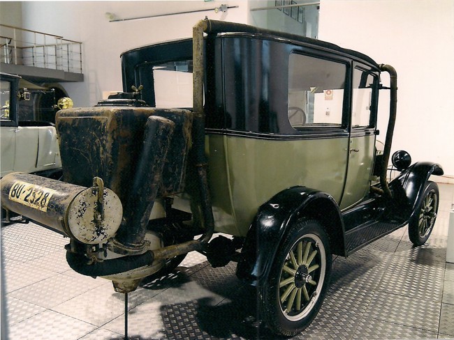 Un Ford T de 1944 propulsado por gasógeno, pieza del mes en el Museo de la Automoción de Salamanca