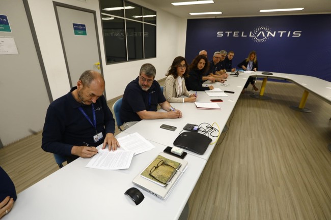 UGT, CCOO y CCP firman con Stellantis el nuevo convenio colectivo para la planta de Figueruelas
