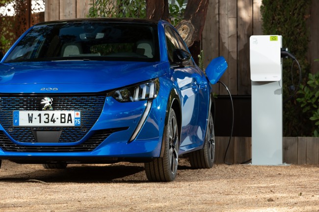 Solarmente instalará con CargaTuCoche 12.000 paneles solares para cargar vehículos en casas españolas