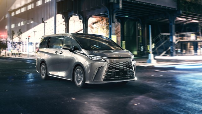 Lexus introduce la "minivan de lujo" en España con su modelo LM, disponible a partir de octubre de 2023