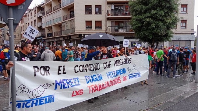 Trabajadores de Michelin se manifiestan en Vitoria-Gasteiz en demanda de un convenio "digno"