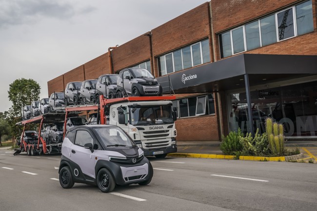 El Silence S04, el nanocar eléctrico de Acciona, sale ya de la fábrica en la Zona Franca de Barcelona