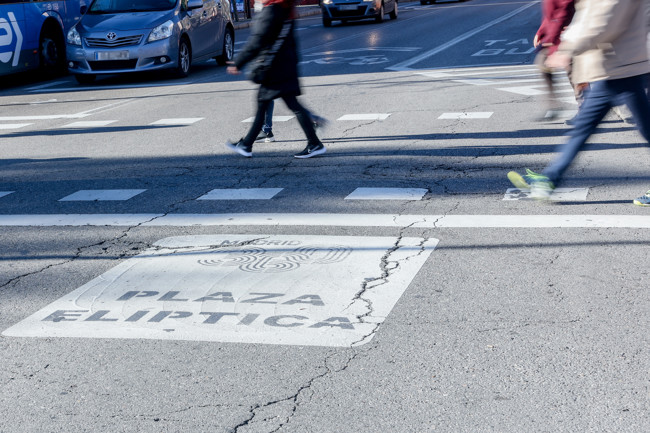 La OCU propone medidas de transición ante la exclusión de 6 millones de coches de las ZBE