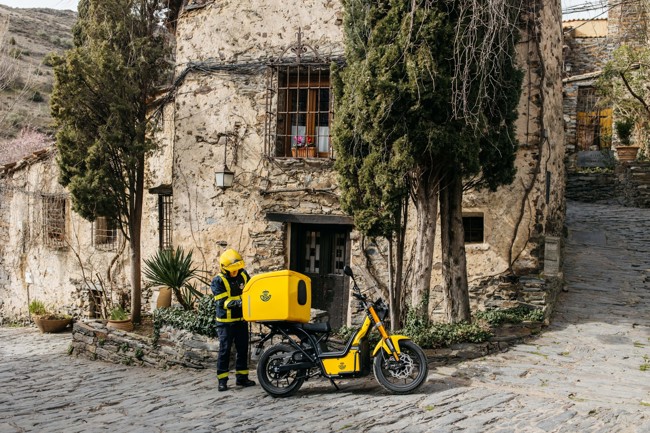 Correos amplia con 700 motos eléctricas ciberseguras su flota de reparto ecológica
