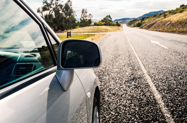 El uso excesivo de los frenos y circular con el vehículo cargado puede generar daños en el coche