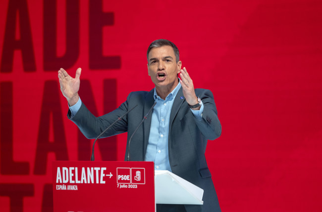 El PSOE quiere electrificar las carreteras para que los coches eléctricos circulen sin limitaciones