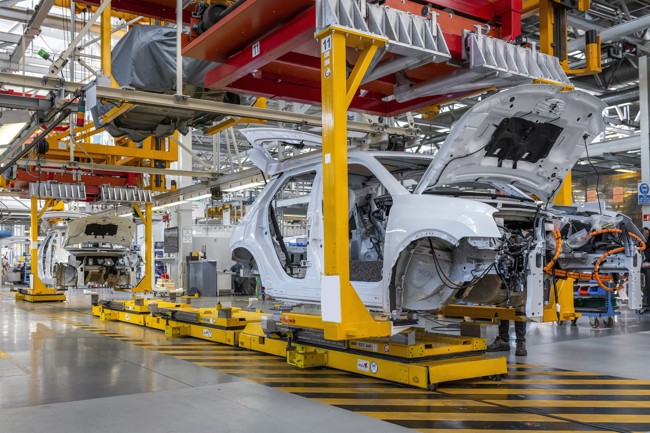 La minifábrica 'secreta' donde Renault fabrica los primeros R 5 eléctricos está en París