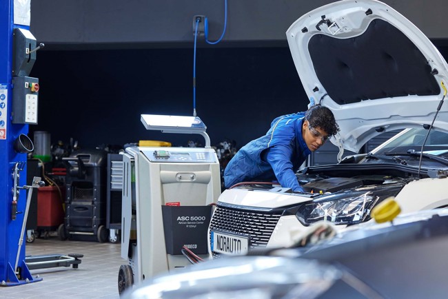 Líquidos, frenos y baterías, entre las partes de los coches que más sufren con el calor, según Norauto