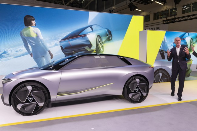 Opel presenta tres nuevos modelos encabezados por el 'concept car' Experimental, su coche del futuro